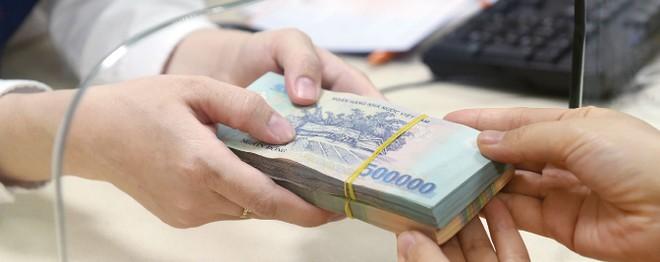 Vì sao ngân hàng khó huy động tiền gửi dù liên tục tăng lãi suất?