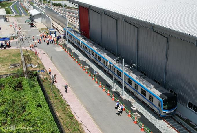 Cận cảnh đoàn tàu metro số 1 chạy thử tại TP.HCM